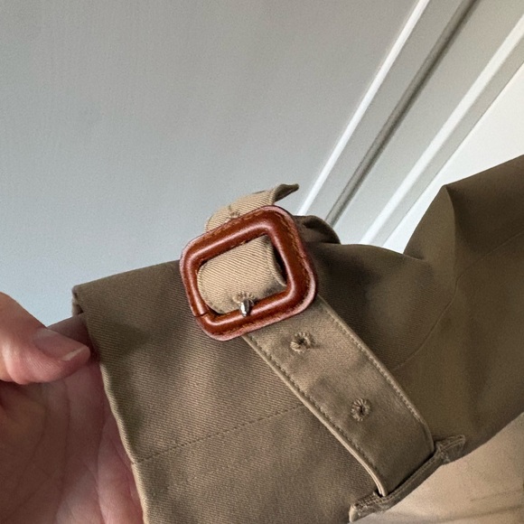 Burberry Classic Tan Double-Breasted Trench Coat - Picture 3 of 5